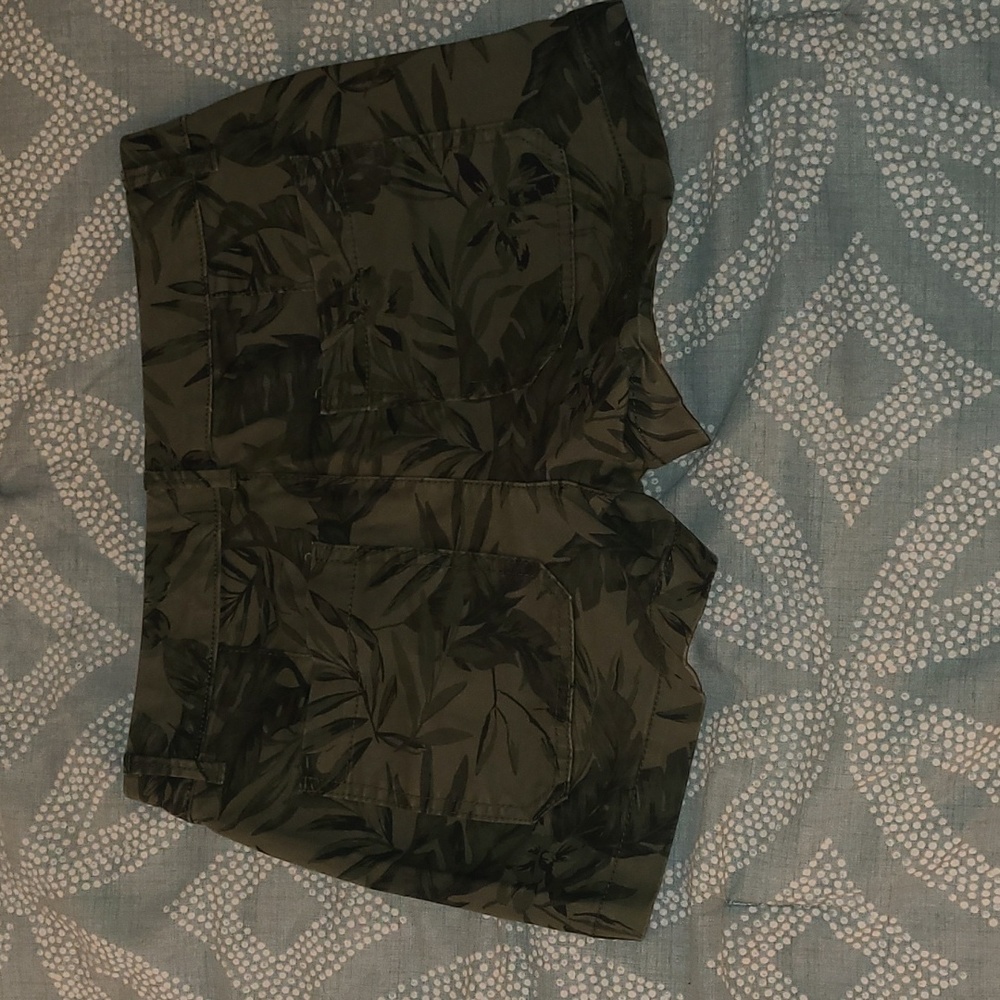 Green leaf patterned shorts - Picture 2 of 2